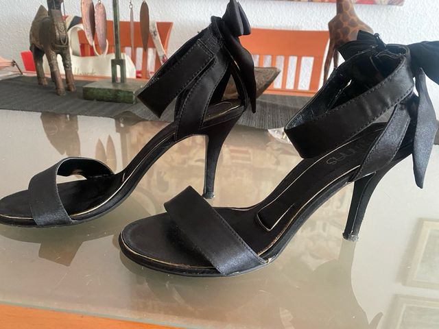 Elegantes sandalias de raso