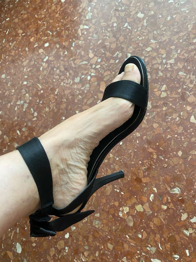 Elegantes sandalias de raso