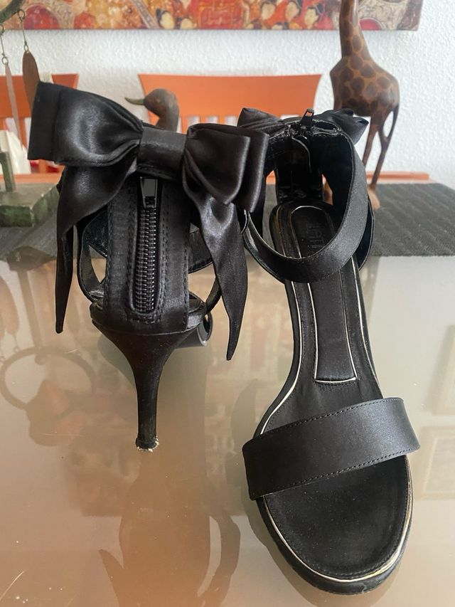 Elegantes sandalias de raso