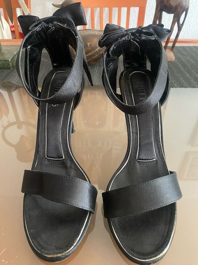 Elegantes sandalias de raso