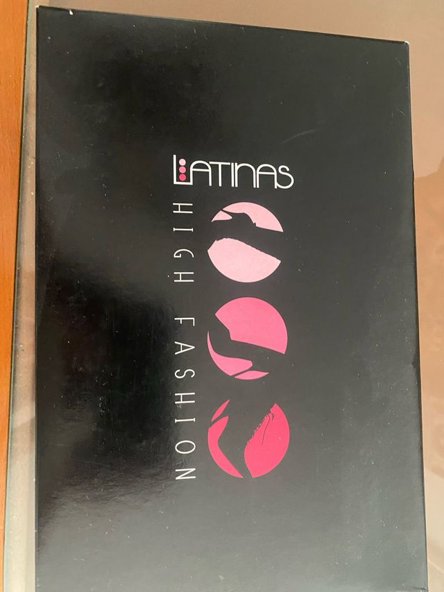 Elegantes sandalias de raso