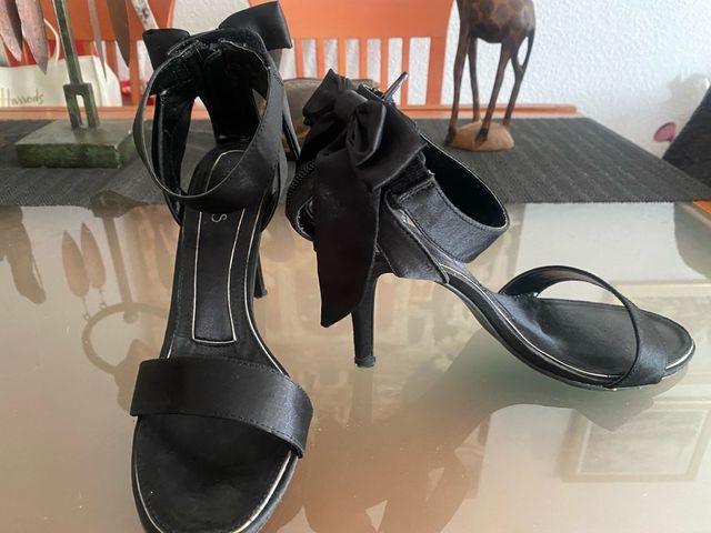 Elegantes sandalias de raso