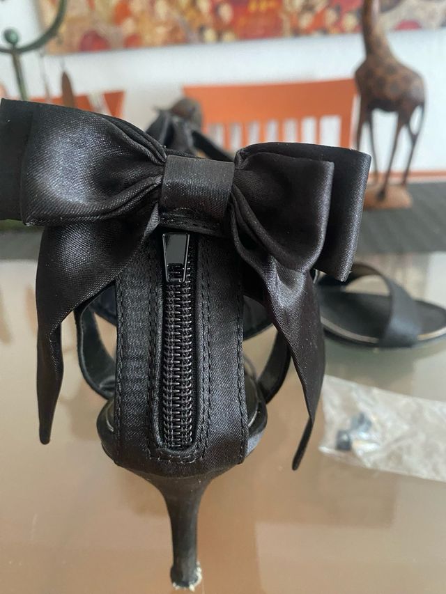 Elegantes sandalias de raso