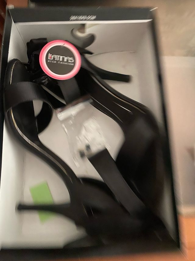 Elegantes sandalias de raso