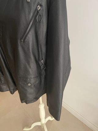 Cazadora biker piel negra talla L Zara