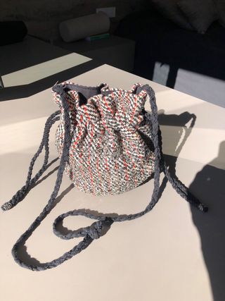 Bolso forma saco estampado con abalorios