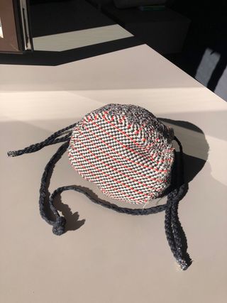 Bolso forma saco estampado con abalorios