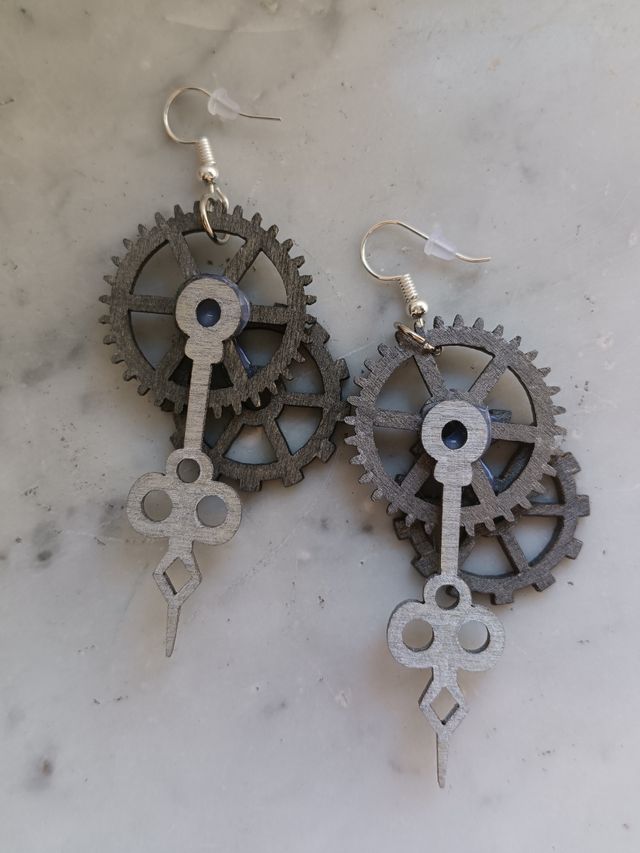 Orecchini steampunk in legno colore nero argento