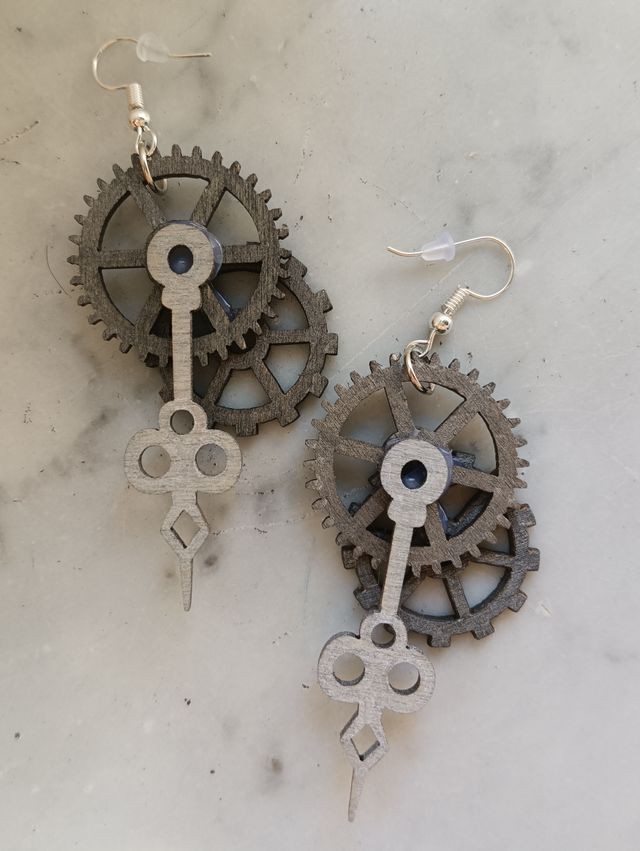 Orecchini steampunk in legno colore nero argento