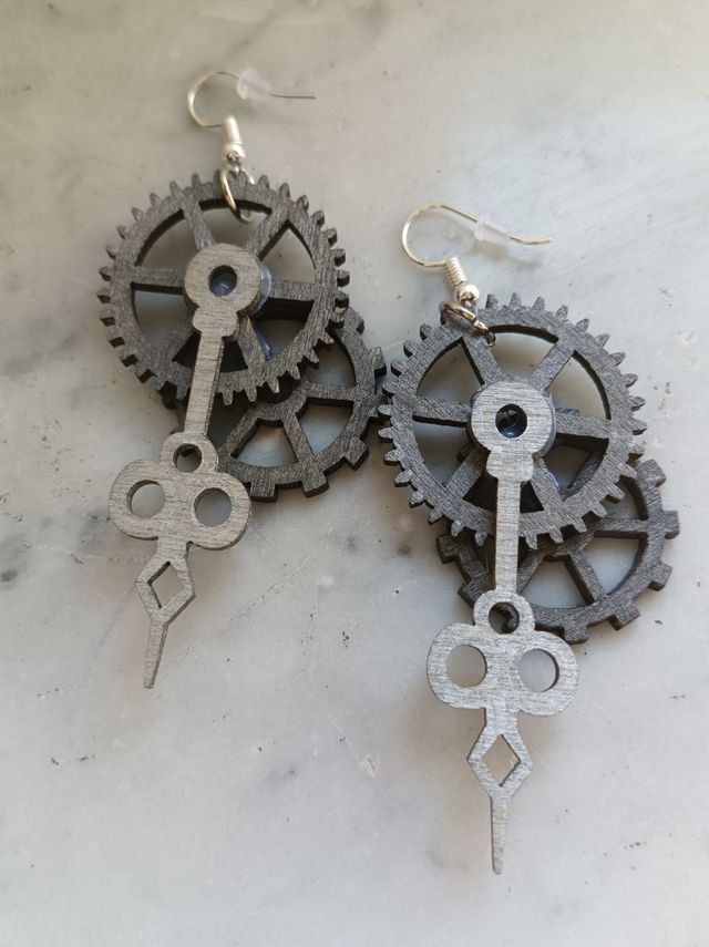 Orecchini steampunk in legno colore nero argento