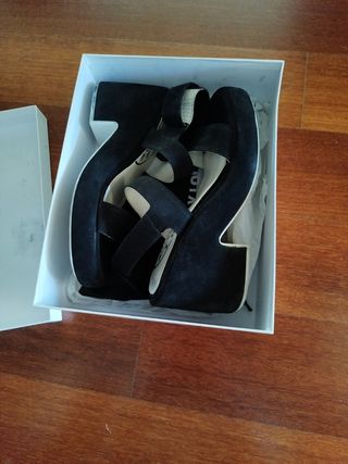 Sandalias negras de Bimba y Lola 