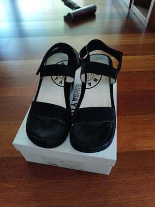 Sandalias negras de Bimba y Lola 