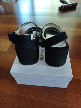 Sandalias negras de Bimba y Lola 