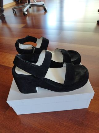 Sandalias negras de Bimba y Lola 