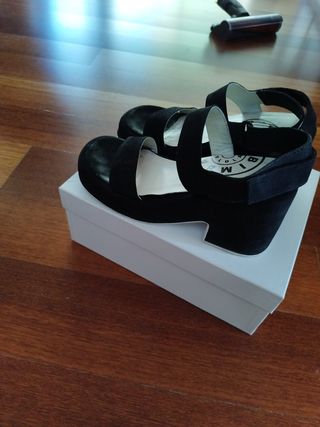 Sandalias negras de Bimba y Lola 