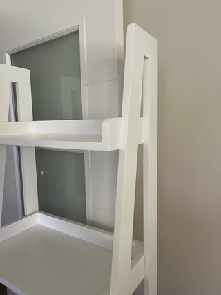Estantería en escalera blanca