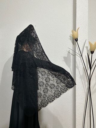 Mantilla negra y peineta color carey