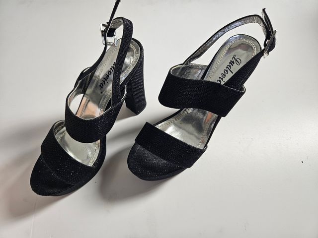 Scarpe nere brillanti con tacco alto