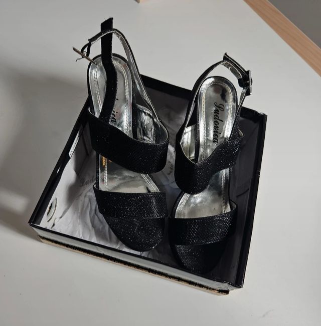 Scarpe nere brillanti con tacco alto