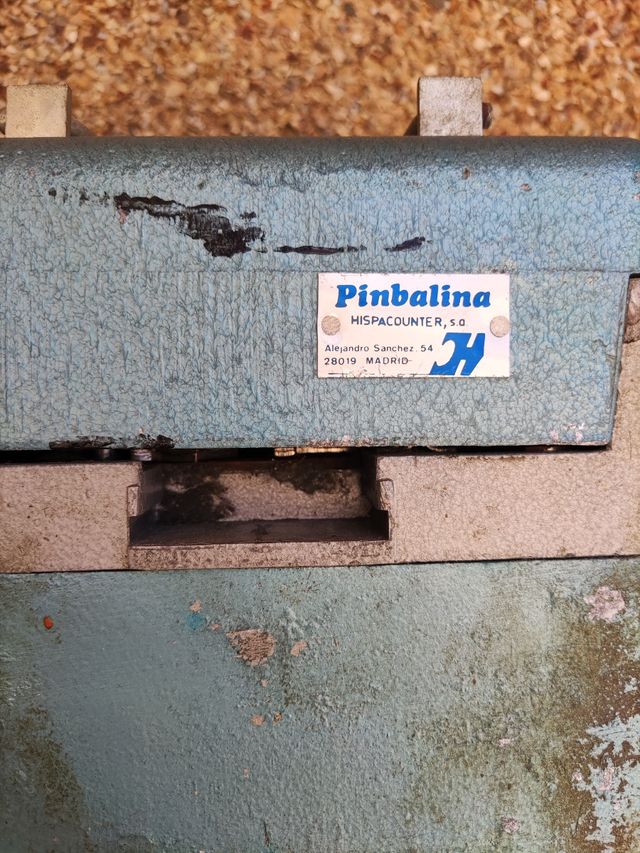 Antigua máquina de monedas