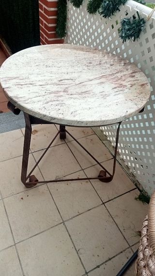 Mesa de jardín en mármol.