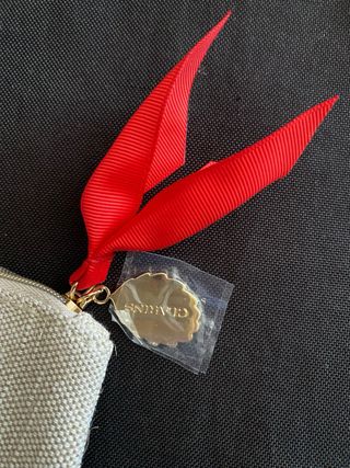 Neceser CLARINS con lazo rojo
