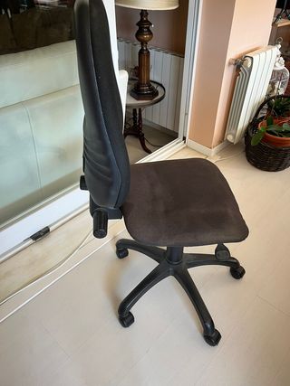 Silla de escritorio negra elevable con piston