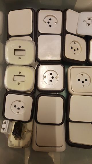 Inteŕruptores y enchufes empotrados