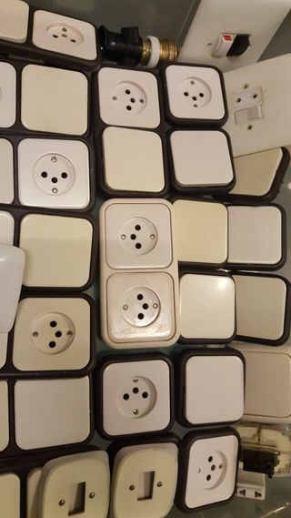 Inteŕruptores y enchufes empotrados