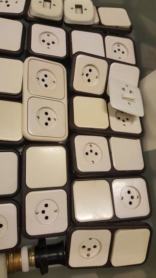 Inteŕruptores y enchufes empotrados