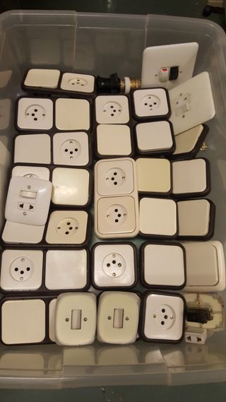 Inteŕruptores y enchufes empotrados