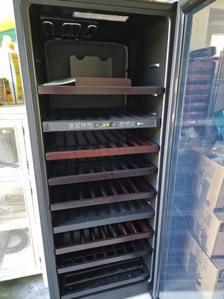 Vinoteca LG con separación temperatura