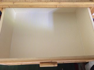 Mueble de mimbre con cajones