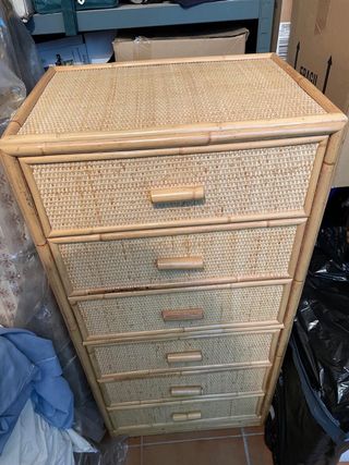 Mueble de mimbre con cajones