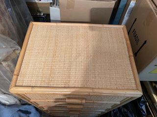 Mueble de mimbre con cajones