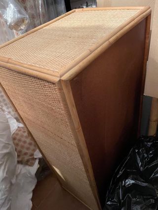Mueble de mimbre con cajones