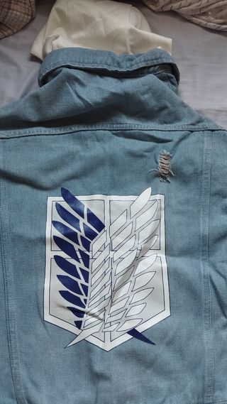 chaqueta vaquera ataque a los titanes