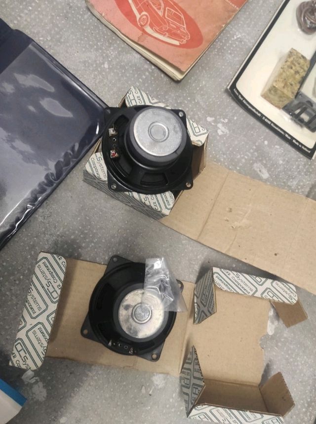 Recambios coche antiguo.