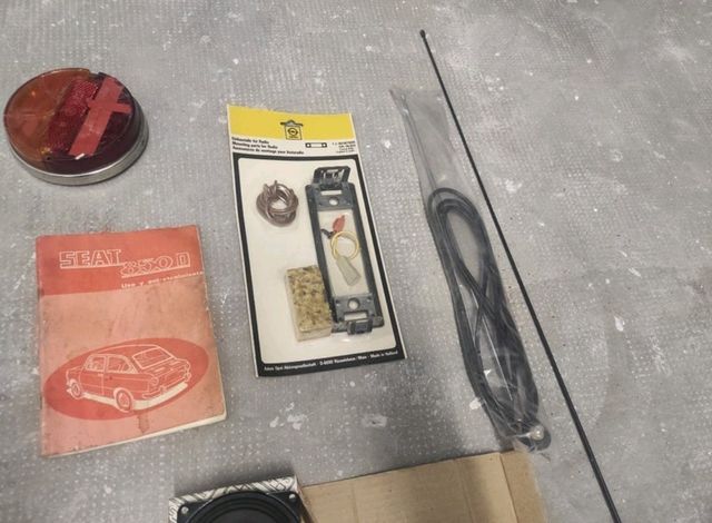 Recambios coche antiguo.