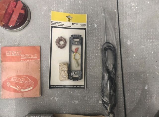 Recambios coche antiguo.