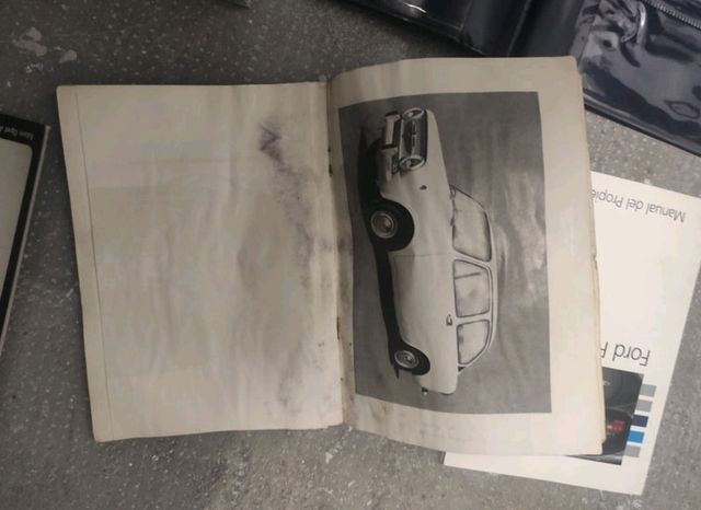 Recambios coche antiguo.