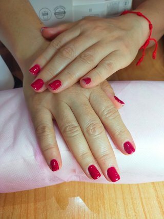 Manicurista y pedicura. Semipermanente 12€