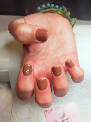 Manicurista y pedicura. Semipermanente 12€