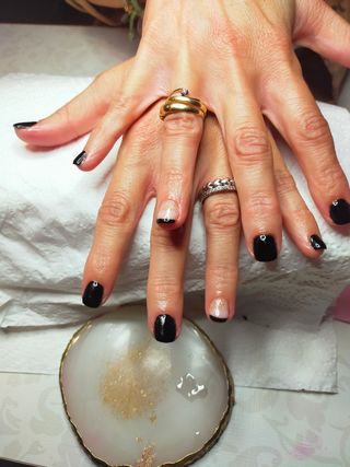 Manicurista y pedicura. Semipermanente 12€