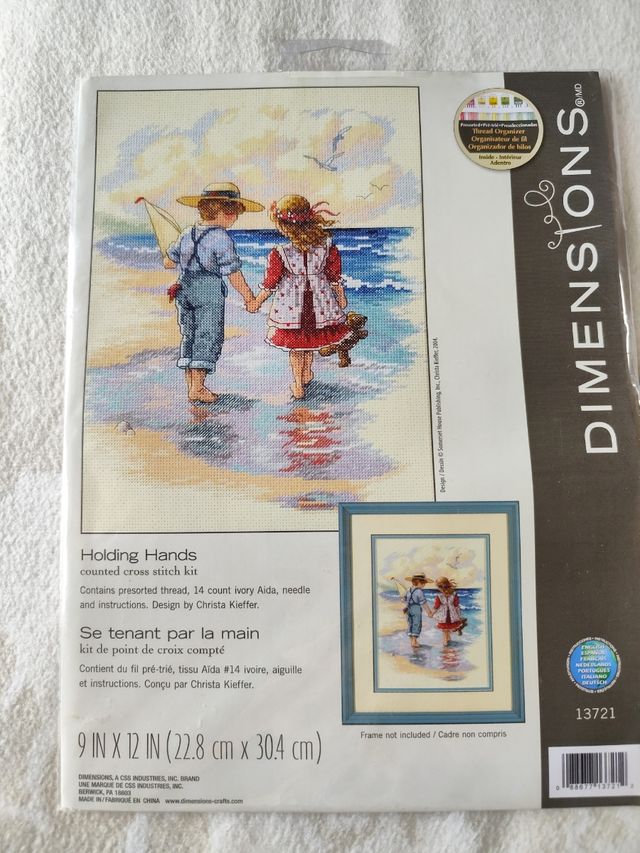 Holding hands 13721 Dimensions
