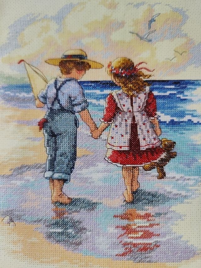 Holding hands 13721 Dimensions