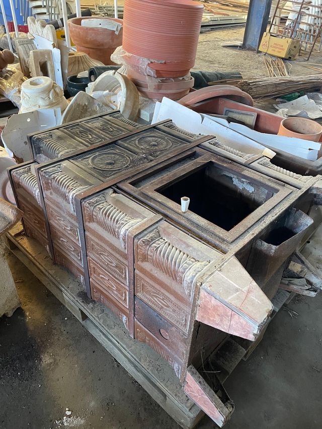 Estufa antigua cerámica chimenea.