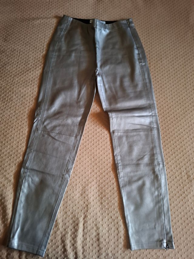 Pantalón símil piel de Mango