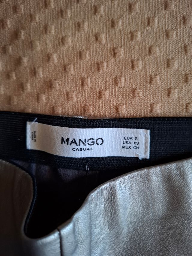 Pantalón símil piel de Mango