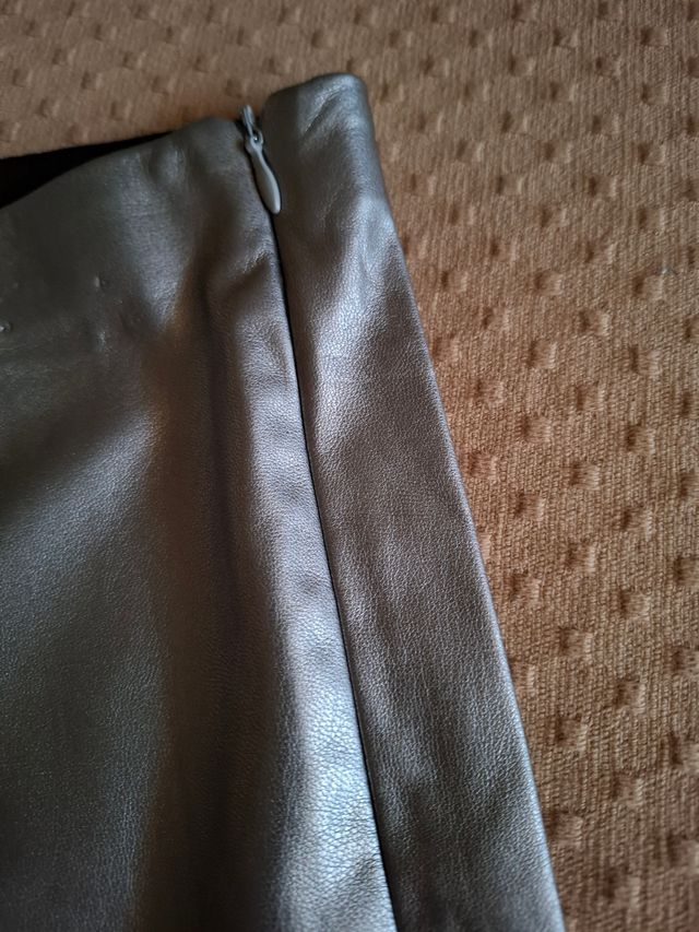 Pantalón símil piel de Mango